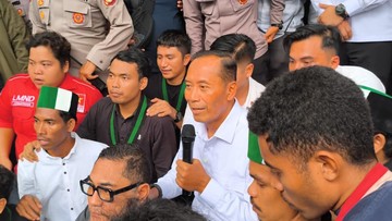 Wamendiktisaintek Temui Massa Mahasiswa, Pastikan Tak Ada Penutupan Prodi