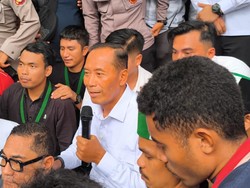 Wamendiktisaintek Temui Massa Mahasiswa, Pastikan Tak Ada Penutupan Prodi