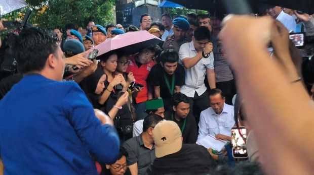 Wamen Fauzan menemui massa mahasiswa nan demo di depan Kemenditisaintek, Jakarta Pusat, Senin (4/5/2026)