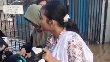 Banjir di Cipondoh Tangerang, Anak Sekolah Diantar Pakai Perahu Karet