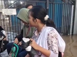 Banjir di Cipondoh Tangerang, Anak Sekolah Diantar Pakai Perahu Karet