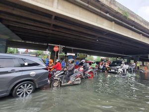 Banjir Masih Rendam Jalan di Puri Kembangan Jakbar Sore Ini, Lalin Macet