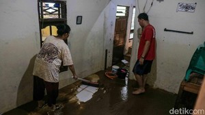 Banjir Kebon Pala Mulai Surut, Warga Langsung Bersih-bersih Rumah