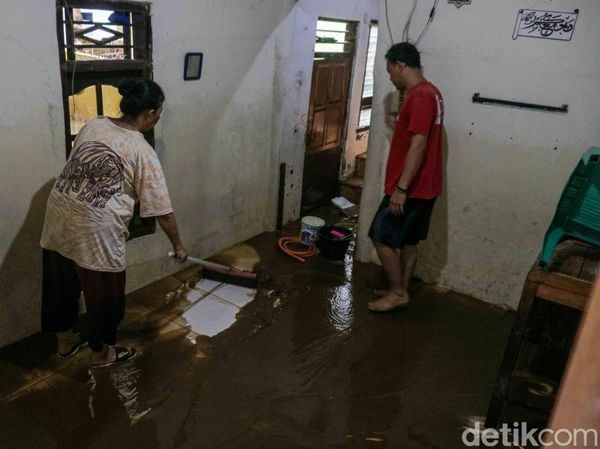 Banjir Kebon Pala Mulai Surut, Warga Langsung Bersih-bersih Rumah