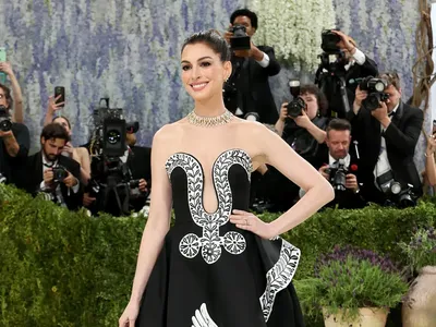 8 Artis Berbusana Terbaik di MET Gala 2026, Anne Hathaway Hingga Eileen Gu
