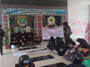 DPRD Polman Disegel Demonstran karena Tak Ada Legislator Masuk Kantor
