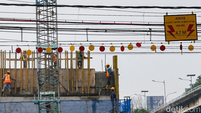 Pemerintah Provinsi DKI Jakarta terus mempercepat pembangunan flyover di area Latumenten, Jakarta Barat, sebagai upaya mengurai kemacetan sekaligus menghilangkan akibat di perlintasan sebidang kereta api. Proyek prasarana ini ditargetkan rampung pada akhir 2026.