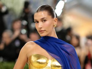Video: Hailey Biebers Concealer Hack yang Bikin Wajah Auto Lifted