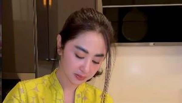 Intip Keseruan Dewi Persik saat Masak di Dapur hingga Cicip Sushi Viral