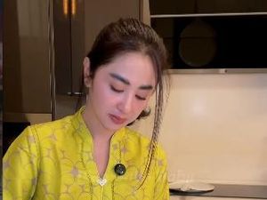 Intip Keseruan Dewi Persik saat Masak di Dapur hingga Cicip Sushi Viral