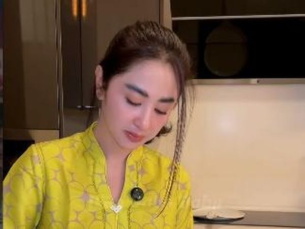 Intip Keseruan Dewi Persik saat Masak di Dapur hingga Cicip Sushi Viral