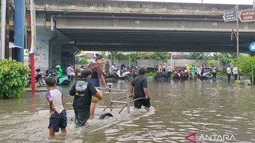 Jasa Gerobak Angkut Motor Cuan Besar di Tengah Banjir Puri Kembangan