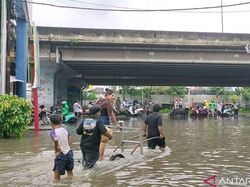 Jasa Gerobak Angkut Motor Cuan Besar di Tengah Banjir Puri Kembangan