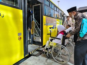 Dibantu Bus Hidrolik, 47 Jemaah Lansia Berangkat Umrah Wajib dari Hotel