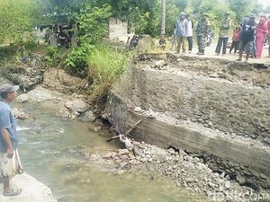 Video Jembatan Pussepang di Polman Amblas Akibat Banjir, Akses Warga Terputus