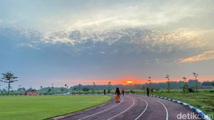 Menikmati Joging View Sunrise dan Gunung Wilis di Gelora Bung Sumardji Nganjuk