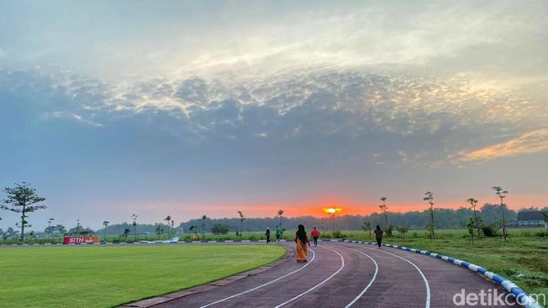 Menikmati Joging View Sunrise dan Gunung Wilis di Gelora Bung Sumardji Nganjuk