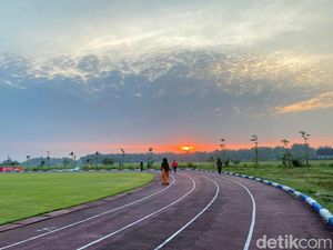 Menikmati Joging View Sunrise dan Gunung Wilis di Gelora Bung Sumardji Nganjuk
