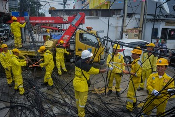Kabel Bergelantungan Dirapikan, Wajah Jakbar Kini Makin Rapi