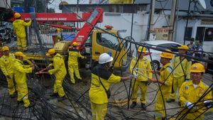 Kabel Bergelantungan Dirapikan, Wajah Jakbar Kini Makin Rapi