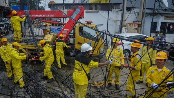 Kabel Bergelantungan Dirapikan, Wajah Jakbar Kini Makin Rapi