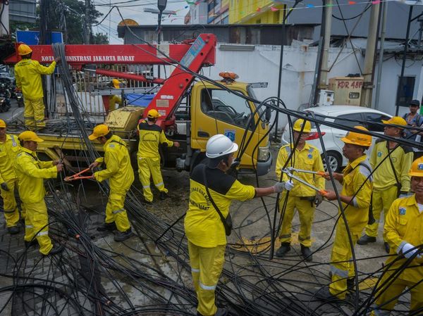 Kabel Bergelantungan Dirapikan, Wajah Jakbar Kini Makin Rapi