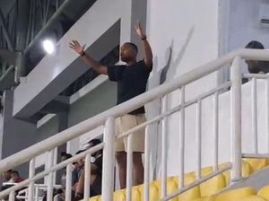 Momen Yuran Fernandes Mencak-mencak di Tribun Stadion Saat PSM Vs Bhayangkara