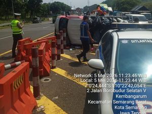 Pikap Muat Motor Baru Terguling Diseruduk Truk di Tol Manyaran Semarang