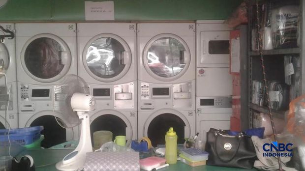 Kenaikan nilai bahan baku plastik sudah mulai berakibat ke upaya dan jasa pencucian busana alias laundry, di mana nilai plastik nan makin mahal membikin toko laundry terpaksa meningkatkan nilai jasa. (CNBC Indonesia/Chandra Dwi Pranata)