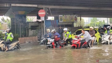 Banyak Motor Mogok Usai Terjang Banjir di Simpang Puri Kembangan Jakbar