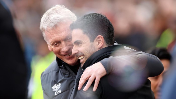 LONDON, ENGLAND - FEBRUARY 11: David Moyes, Manager of West Ham United, embraces Mikel Arteta, Manager of Arsenal, prior to the Premier League match between West Ham United and Arsenal FC at London Stadium on February 11, 2024 in London, England. (Ph
