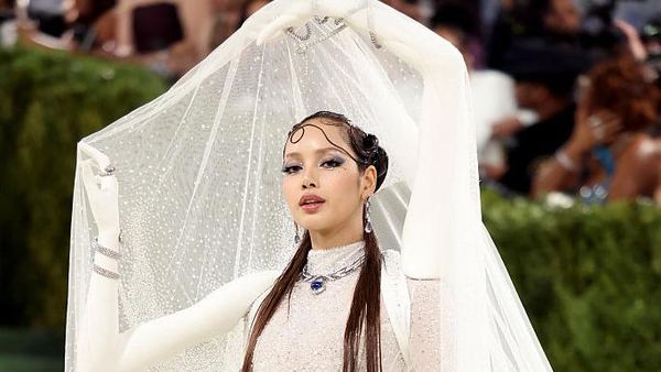 Lisa BLACKPINK Nyentrik di Met Gala 2026, Pakai Gaun Unik bak Punya 4 Tangan