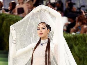Lisa BLACKPINK Nyentrik di Met Gala 2026, Pakai Gaun Unik bak Punya 4 Tangan