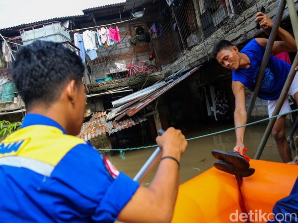 Luapan Kali Angke Rendam Cipondoh, Aktivitas Warga Lumpuh