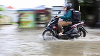 Luapan Kali Angke Rendam Jalan Cipondoh, Pengendara Tembus Genangan