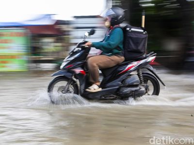 Luapan Kali Angke Rendam Jalan Cipondoh, Pengendara Tembus Genangan