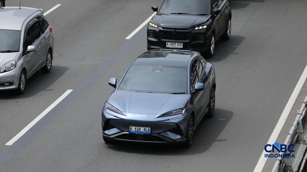 Mobil listrik melewati ruas jalan Jakarta saat jam sibuk, Selasa (5/5/2026). Mobil listrik dinilai bakal menjadi kendaraan nan tepat untuk dikendarai di dalam kota seperti Jakarta nan selalu mempunyai mobilitas padat setiap harinya. (CNBC Indonesia/Tri Susilo)