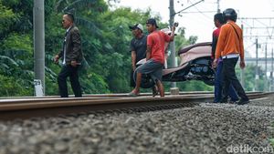 Nekat! Warga Buka Jasa Gotong Motor di Perlintasan KA Tanpa Palang