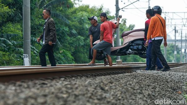Nekat! Warga Buka Jasa Gotong Motor di Perlintasan KA Tanpa Palang