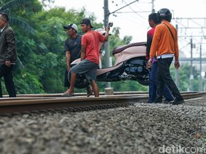 Nekat! Warga Buka Jasa Gotong Motor di Perlintasan KA Tanpa Palang