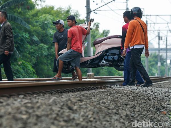 Nekat! Warga Buka Jasa Gotong Motor di Perlintasan KA Tanpa Palang