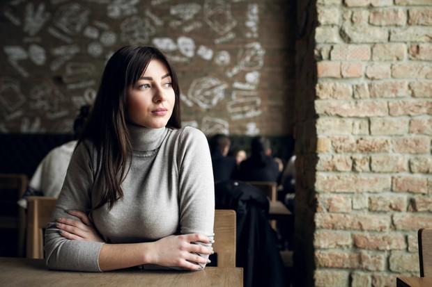 Orang yang memiliki kepribadian sensitif sering kali tetap bertahan meski merasa kewalahan/Foto: Freepik/senivpetro Orang yang memiliki kepribadian sensitif sering kali tetap bertahan meski merasa kewalahan. Mereka mampu mengenali apa yang dirasakan tanpa perlu menyangkal atau menekannya, sehingga emosi tidak berkembang menjadi sesuatu yang sulit dikendalikan. Alih-alih menghindar, mereka cenderung memberi ruang pada perasaan tersebut sambil tetap menjaga arah dan tanggung jawab dalam hidupnya.