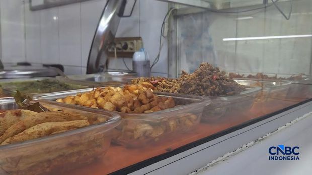 Pedagang Warung Tegal (Warteg) memajang masakannya ditengah nilai plastik mengalami kenaikan di Jakarta, Selasa (5/5/2026). (CNBC Indonesia/Chandra Dwi Pranata)