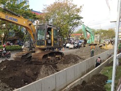 Drainase Jalan Aroepala Makassar Dibenahi demi Atasi Genangan-Kerusakan Aspal