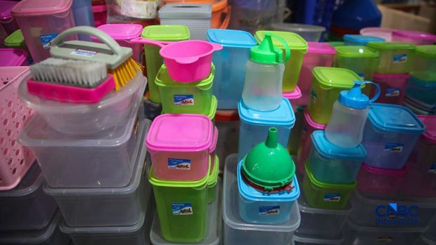 Perabot alias peralatan rumah tangga di area Pasar Jatinegara, Jakarta, Selasa (5/5/2026). (CNBC Indonesia/Faisal Rahman)