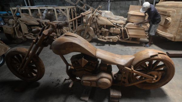 Perajin Boyolali Produksi Replika Kendaraan dari Kayu