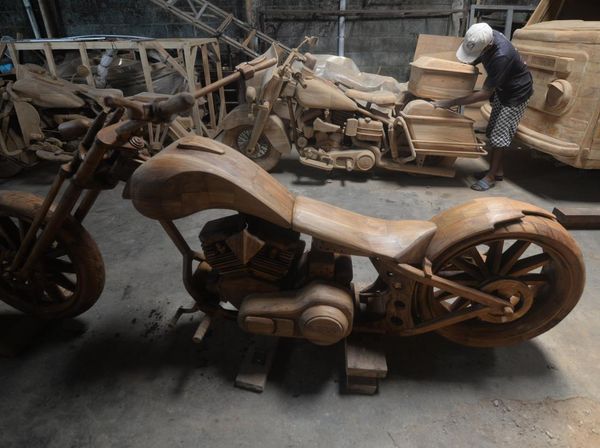 Perajin Boyolali Produksi Replika Kendaraan dari Kayu