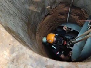 Aksi Tak Biasa BPBD Ciamis, Evakuasi Penggorengan Jumbo di Sumur