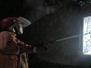 Hairdryer Menyala, Rumah di Cirebon Dilalap si Jago Merah