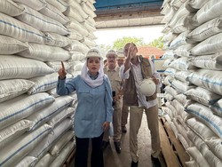 Cek Stok Beras, Legislator Gerindra Novita Tinjau Gudang Bulog Cilacap